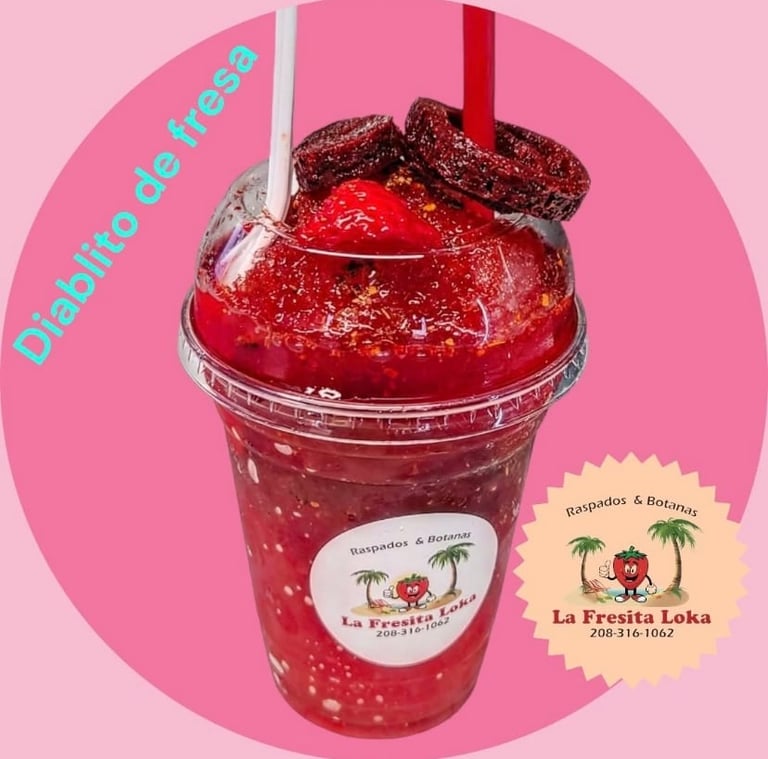 Red berry drink in clear cup with red ribbon and straw, labeled Raspados & Botanas, on pink background with text Drinkio del rosh